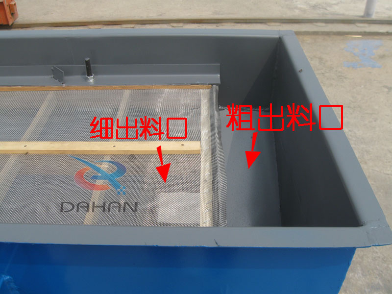 直線(xiàn)篩分機出料口